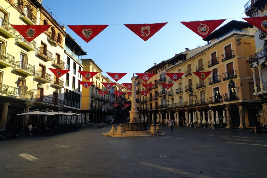 La plaza del Torico de Teruel se tiñe de rojo con pañuelos de las peñas días antes de la No Vaquilla