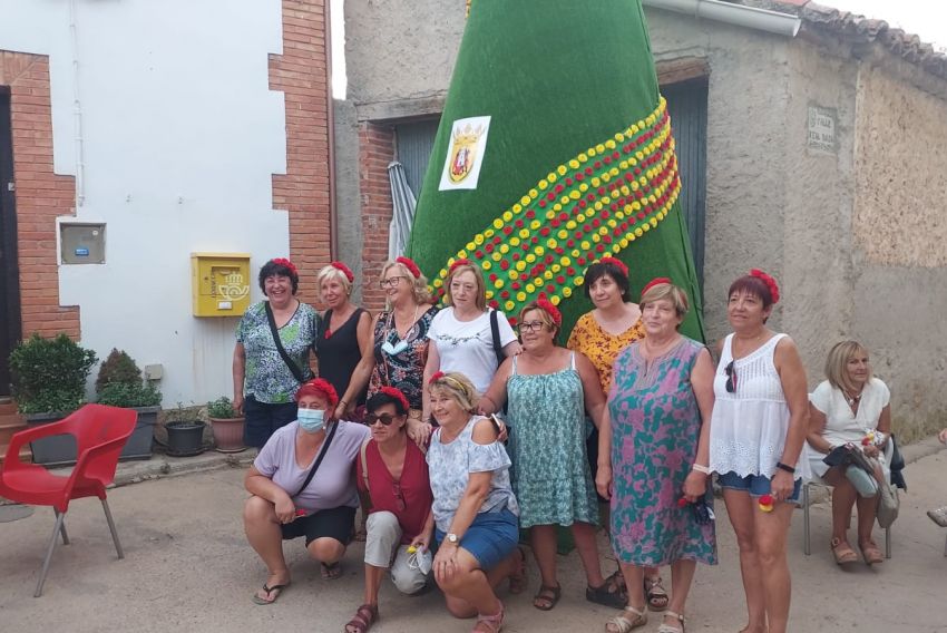 Torre los Negros decora la plaza con  la bandera de Aragón