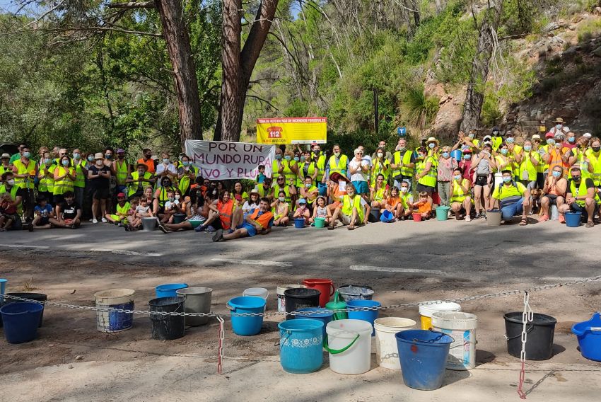 Pozales llenos para solicitar que el agua vuelva a correr por la acequia del Diablo de Olba