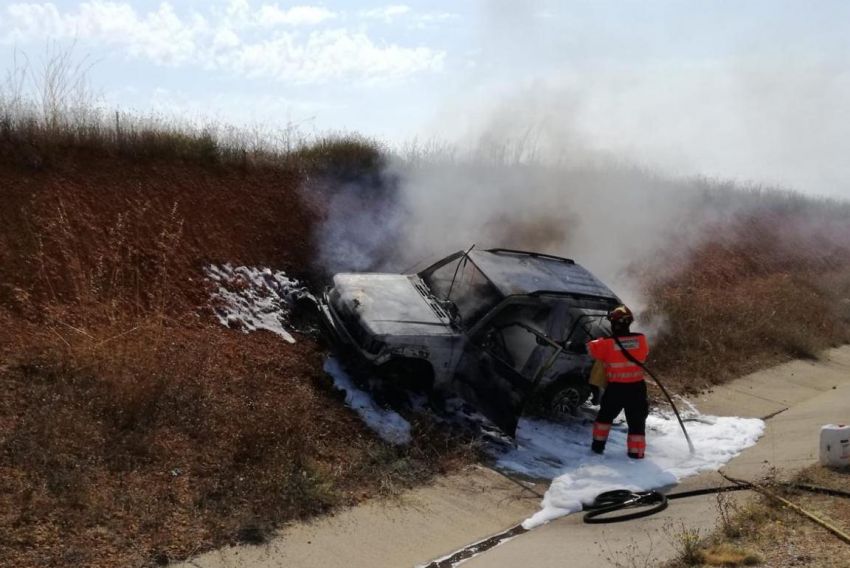 Dos heridos al accidentarse un coche y prenderse fuego en la A-23 en Ferreruela de Huerva