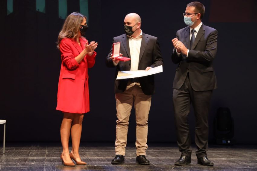 El empresario Paco Nácher recoge la medalla Basilio Paraíso por su campaña viral para vender Jamón de Teruel