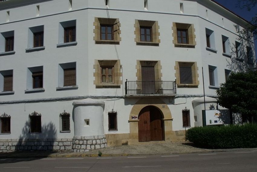 El Ayuntamiento de Torrevelilla comprará el antiguo cuartel de la Guardia Civil para habilitar viviendas de alquiler
