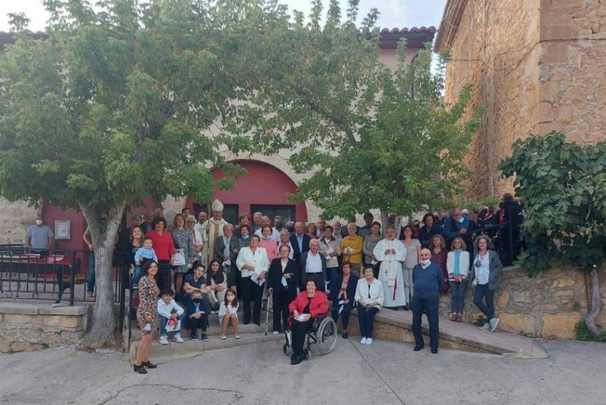 Los vecinos de Bueña reciben la visita de un obispo después de dos décadas