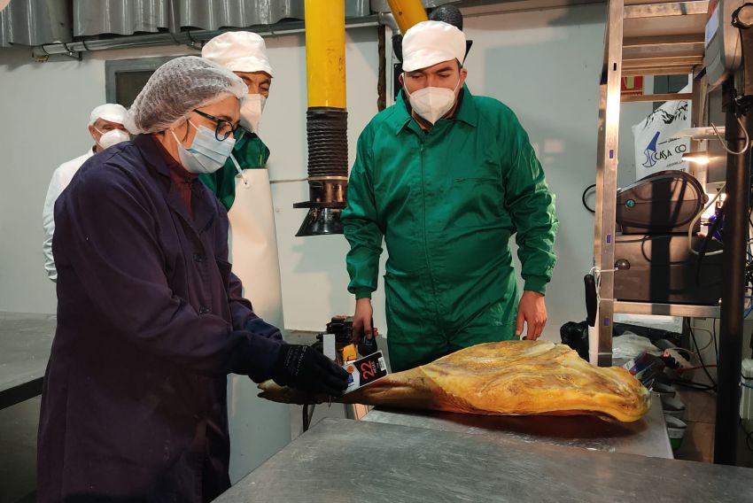 El CRDOP etiqueta el primer Jamón de Teruel con vitola negra en Casa Conejos