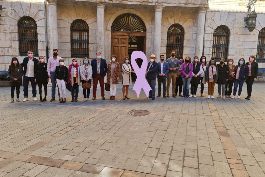 Lazo rosa en el Ayuntamiento de Teruel en el Día Mundial contra el Cáncer de Mama