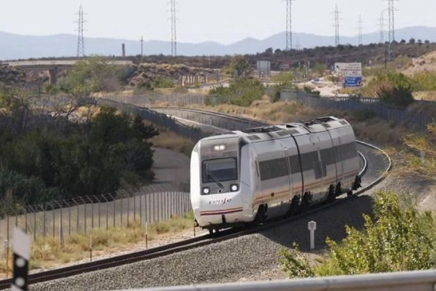 El tráfico en la línea férrea entre Cariñena y Villareal de Huerva se interrumpe el fin de semana por las obras de los apartaderos