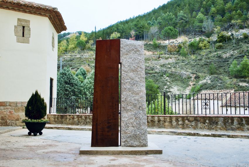 La piedra y el hierro de Rubielos conversan con la obra de Enrique Asensi