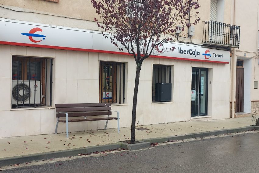 Un ladrón se lleva entre 2.000 y 3.000 euros tras atracar la oficina de Ibercaja en Villarquemado