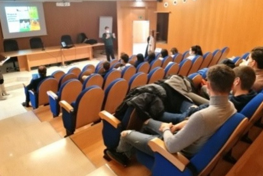 Estudiantes de ingeniería y ADE conocen las empresas de Asempaz