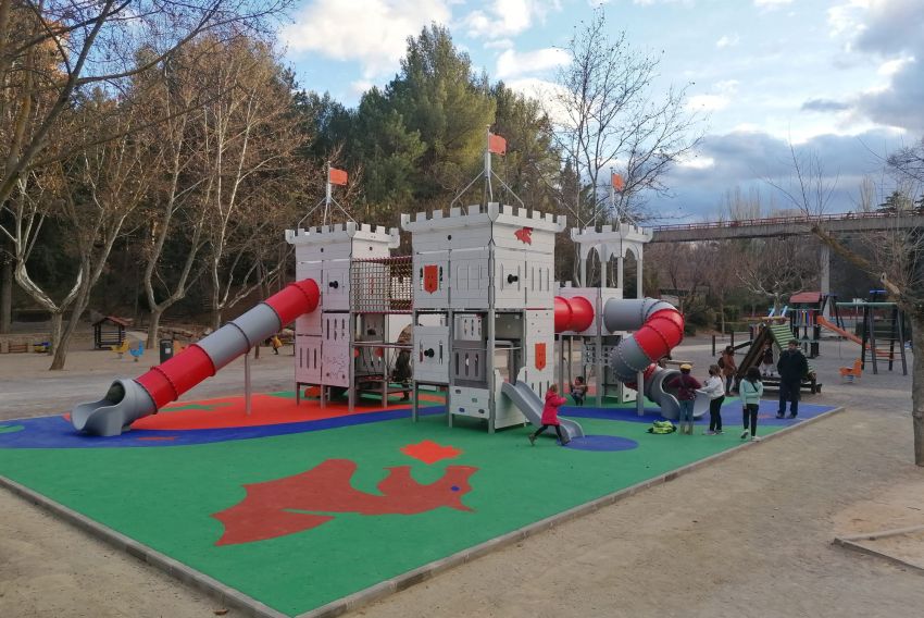 Los niños y niñas ya pueden disfrutar del nuevo juego de temática medieval del Parque de Los Fueros de Teruel