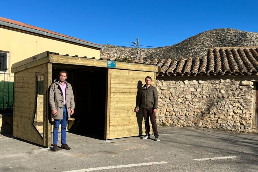 El Ayuntamiento de Teruel instala una marquesina en Tortajada para la ruta escolar