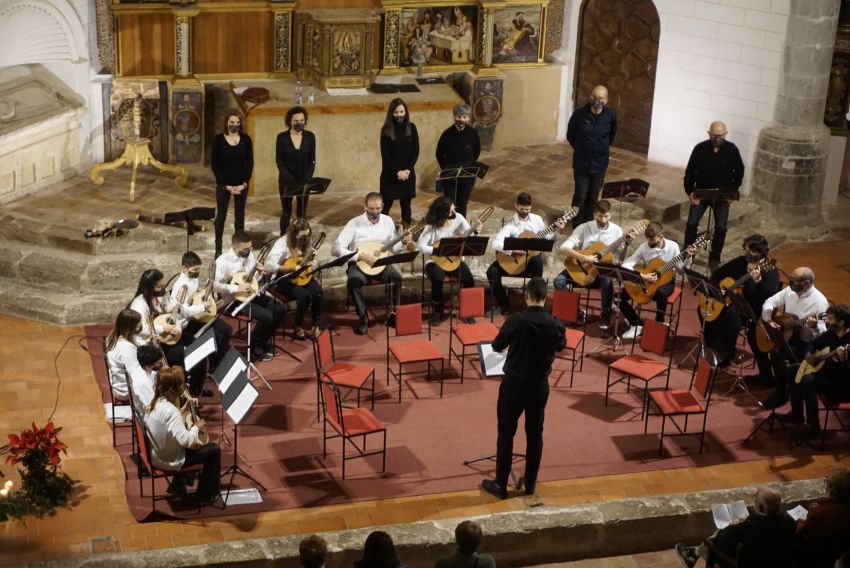 La Rondalla de Albarracín llena el aforo de la iglesia de Santa María en el Concierto de Navidad