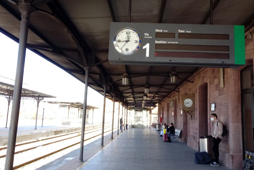 Los trenes de la línea de Teruel sufren retrasos de hasta una hora en su conexión con Valencia por un incendio en la estación de Massalfassar