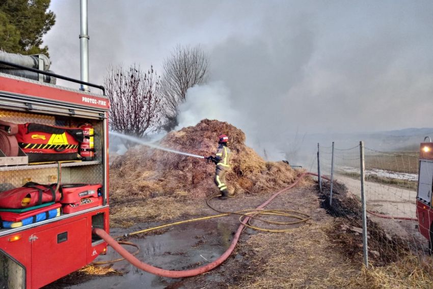 Los bomberos de la DPT  apagan un incendio de balas de paja en Mas de las Matas y otro en la escombrera en Alcorisa