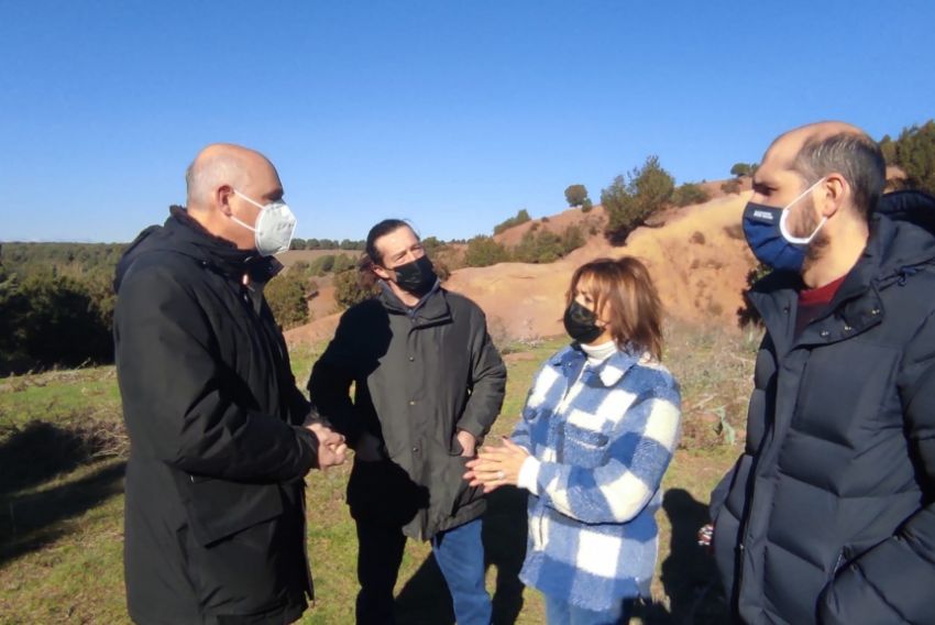 Bayona anuncia en su visita al Sabinar de Olalla que habrá inversiones en los bosques maduros aragoneses