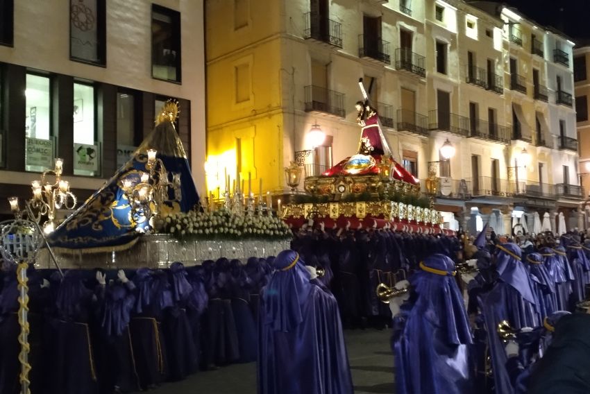 Un aplauso emocionado responde al alzamiento del paso del Nazareno frente a su madre en la procesión del Martes Santo en Teruel