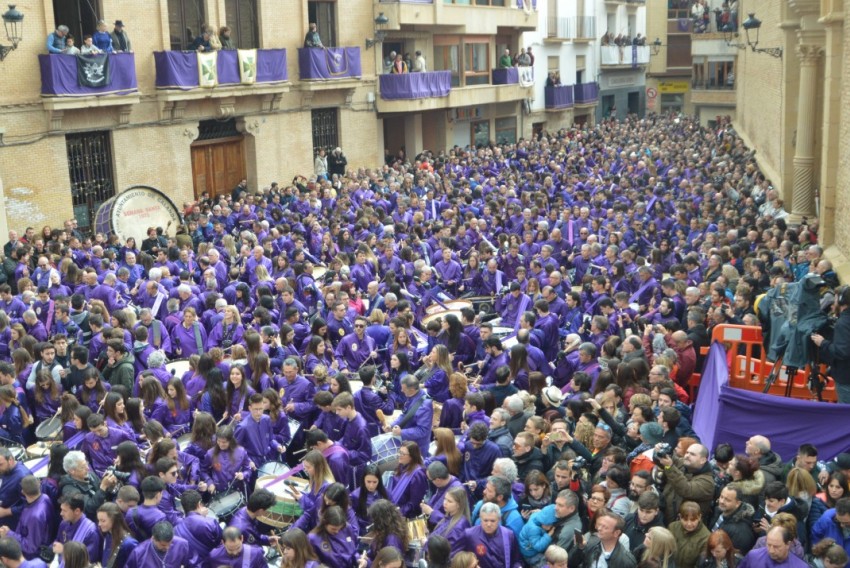 La rompida de Calanda vuelve a la plaza España con un guiño a Luis Buñuel