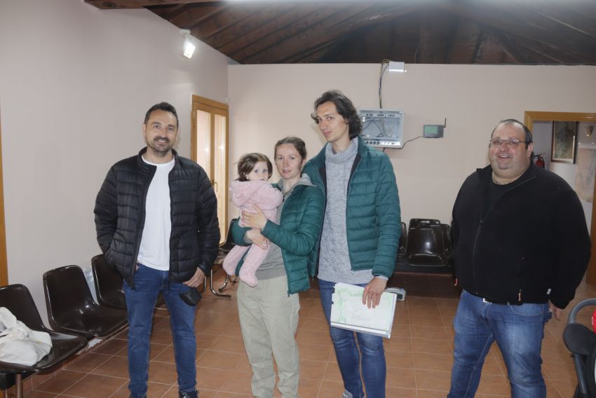 El Ayuntamiento y los vecinos de Cucalón se vuelcan con una familia ucraniana a la que ofrecen vivienda y trabajo