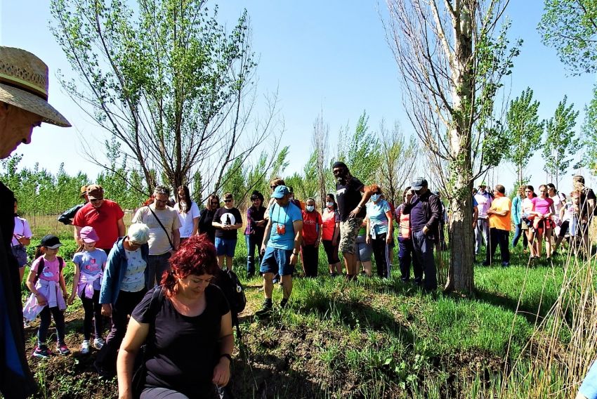 Alrededor de 60 personas participan en una ruta guiada para conocer la fauna y flora de la Laguna del Cañizar