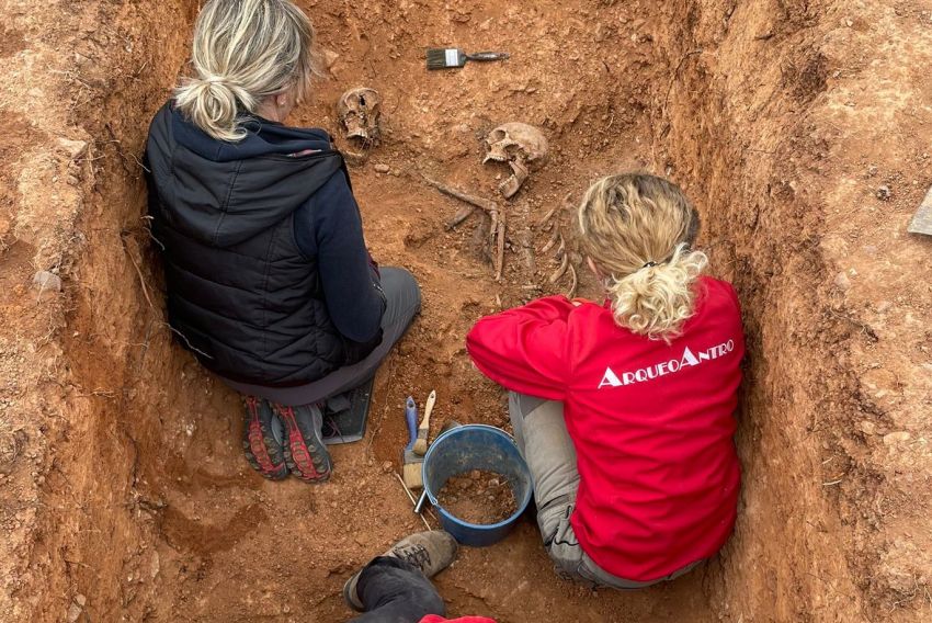 Exhuman los restos de dos personas en una fosa de la guerra civil en Villel