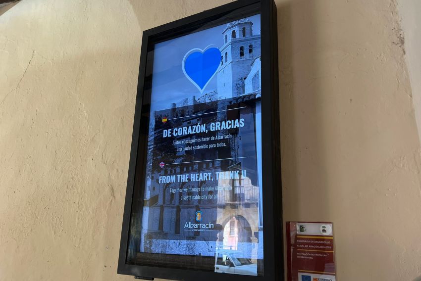 El PP critica la pantalla digital que ha instalado el Ayuntamiento de Albarracín en la fachada del consistorio