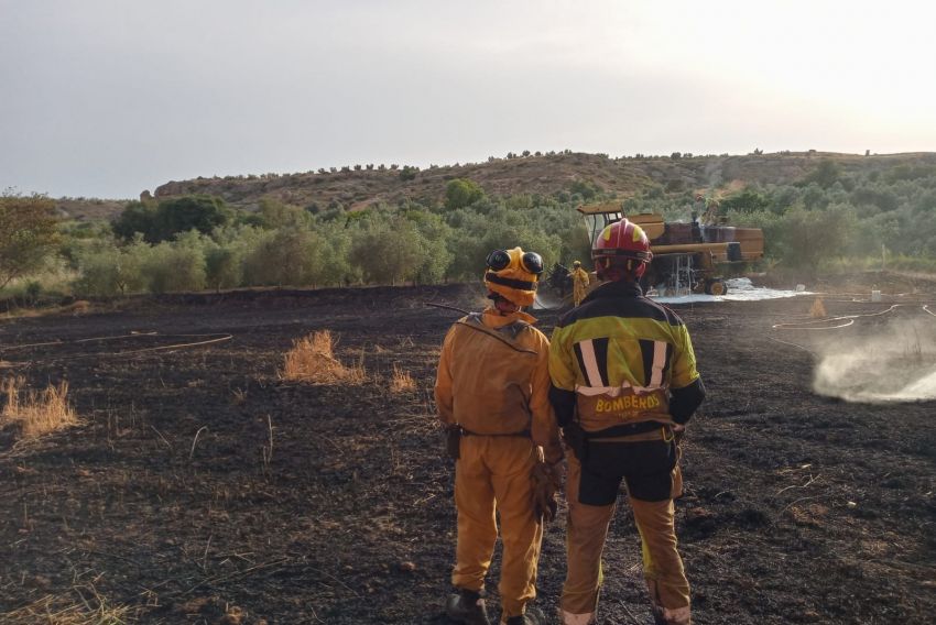 Una cosechadora desencadena un incendio en un campo de labor en Albalate