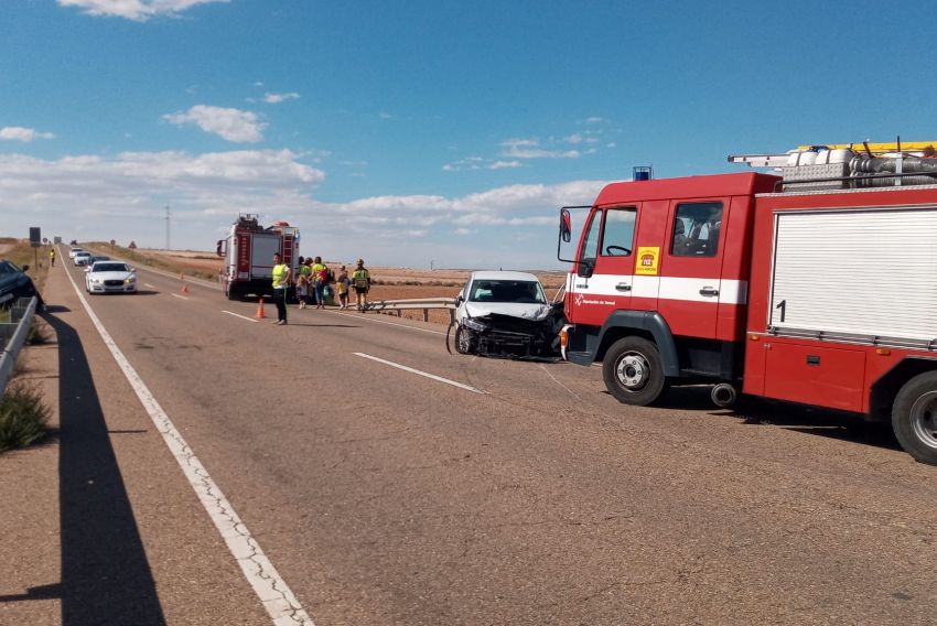 Un accidente entre tres turismos y un camión de gran tonelaje en Azaila se salda con un herido