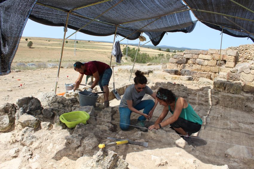 Las arqueólogas vuelven a excavar el Alto Chacón 47 años después de que lo hiciera Purificación Atrián