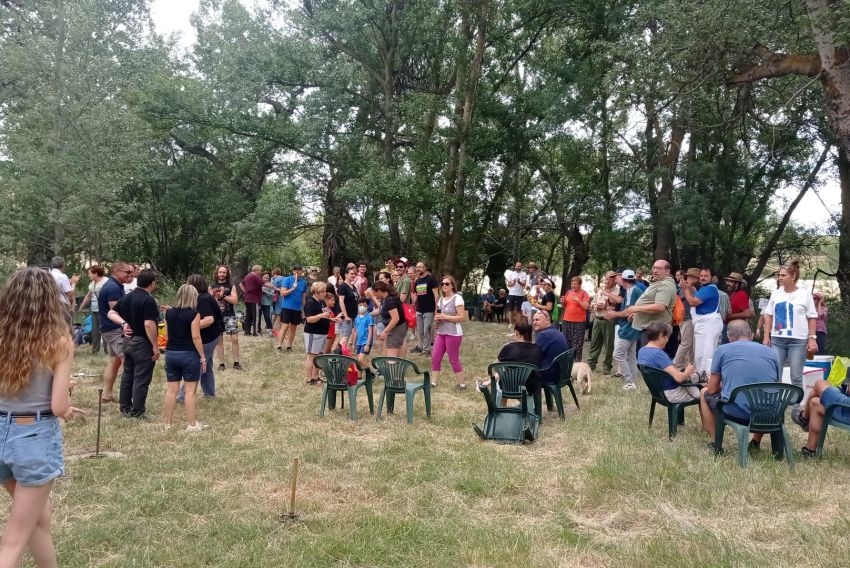 Unas 150 personas se reúnen junto al río Aguasvivas para reivindicar que siga limpio