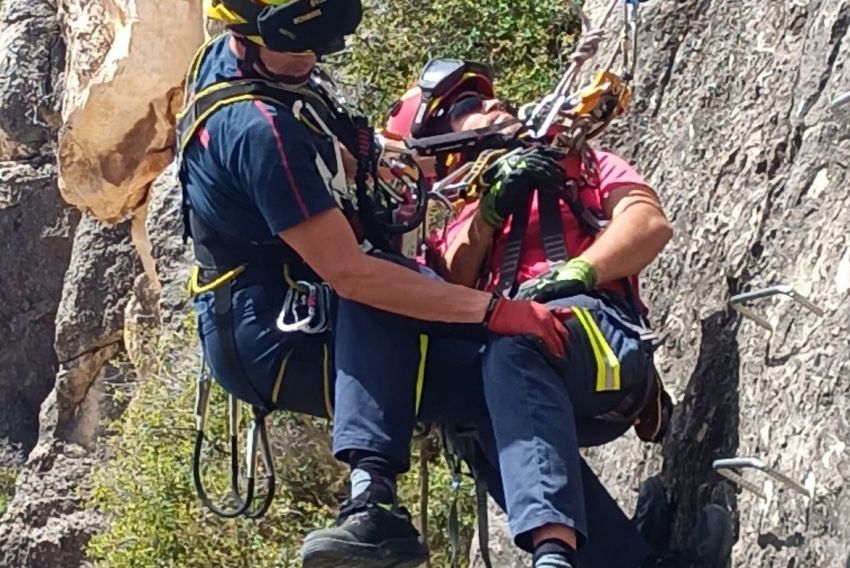 Bomberos de la Diputación realizan una práctica de rescate en altura en la Vía Ferrata de Cuevas de Cañart