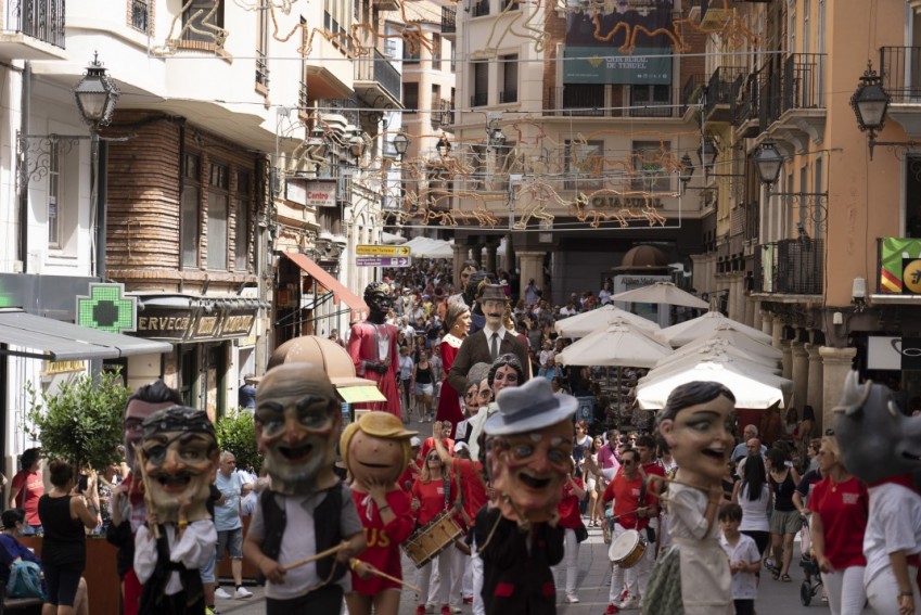 La Comparsa de Gigantes y Cabezudos, una gran familia que crece  con nuevos integrantes, sale a la calle por las Fiestas del Ángel