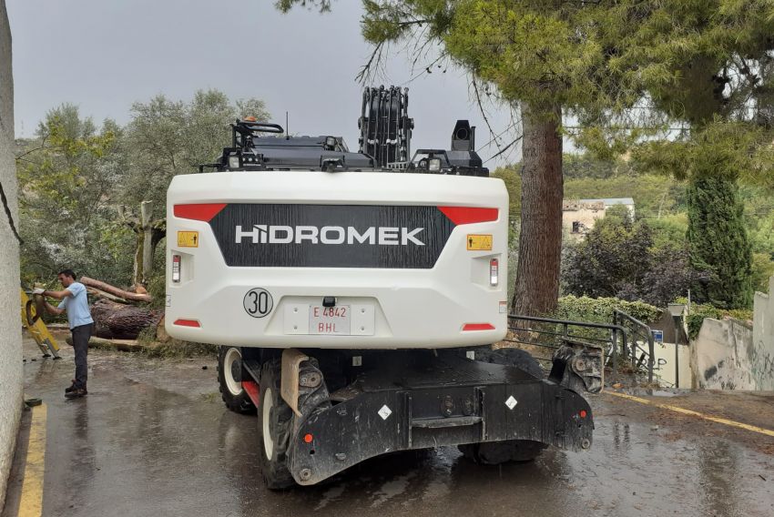 La maquinaria pesada de Tragsa empieza los trabajos de limpieza de la ribera del Guadalope