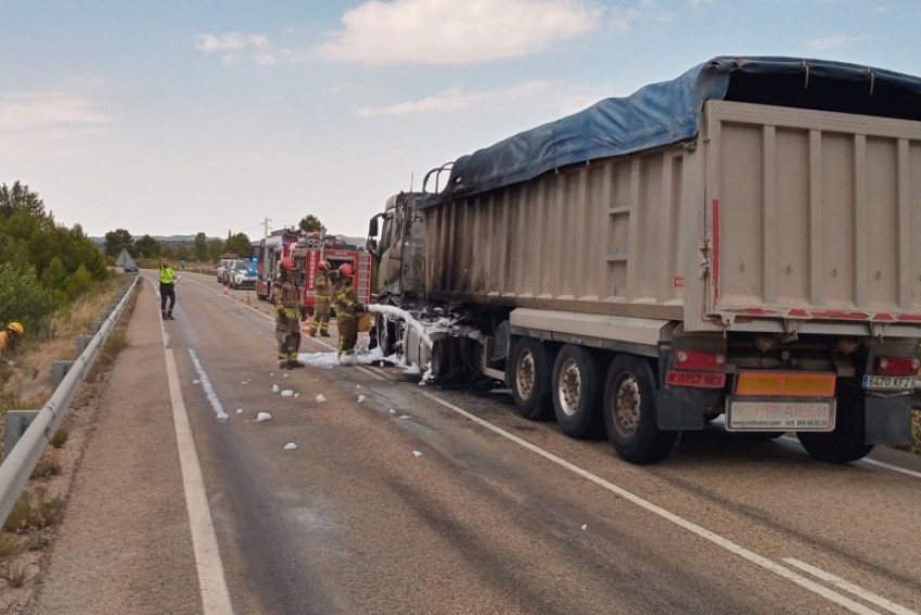 El incendio de un camión sin víctimas corta la carretera A-225 en Aguaviva