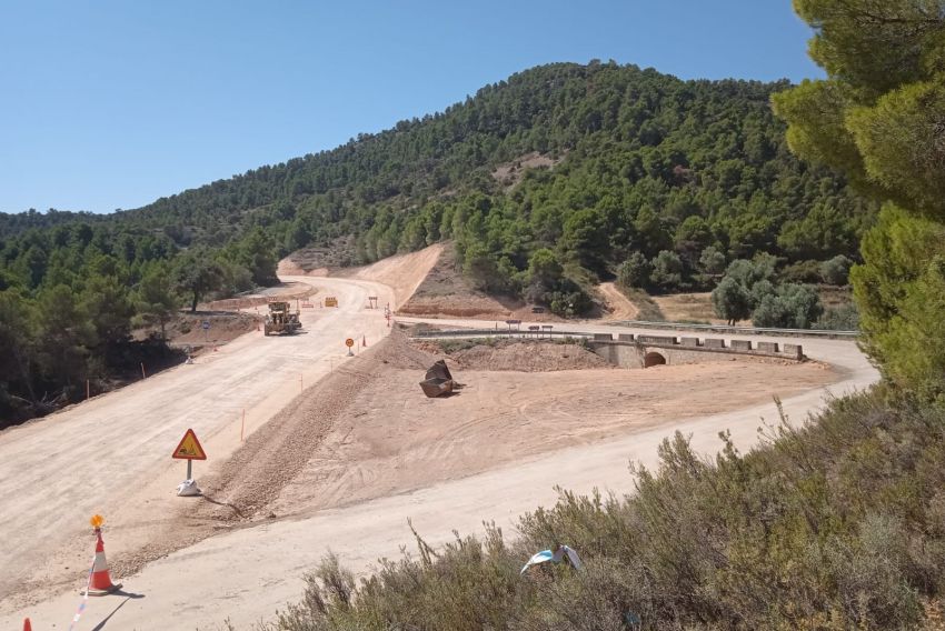 La última voladura en las obras de la carretera de Torrevelilla a Cañada será este mes