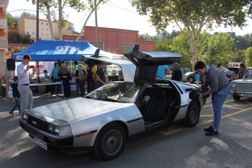 Un DeLorean fue el coche más fotografiado en la concentración de clásicos de Teruel