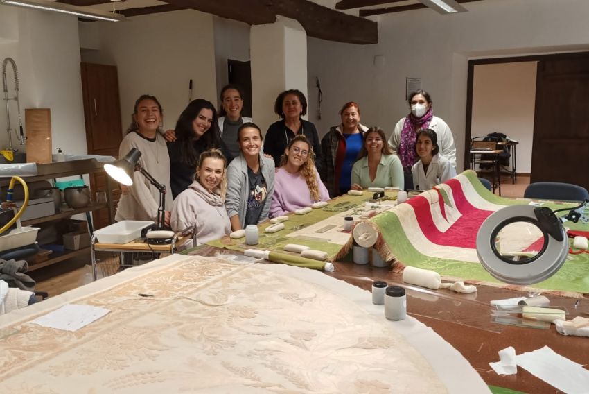 El Curso de Restauración Textil de Albarracín actúa en tres piezas históricas