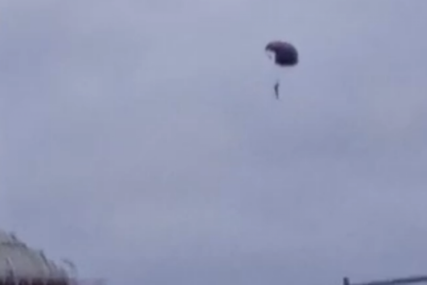 Tres personas se lanzan en parapente desde la chimenea de la central térmica de Andorra