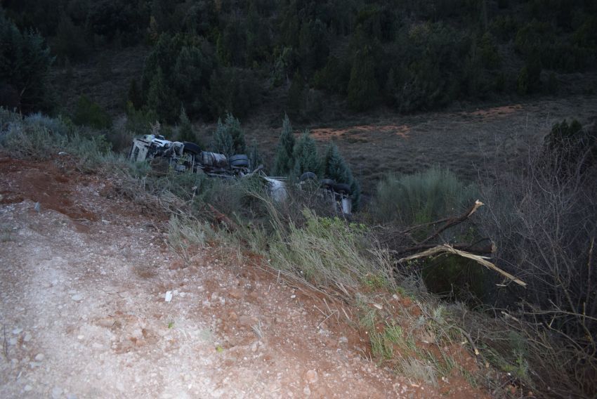 La Guardia Civil de Tráfico de Teruel rescata a un camionero atrapado en el interior del vehículo tras despeñarse por un terraplén