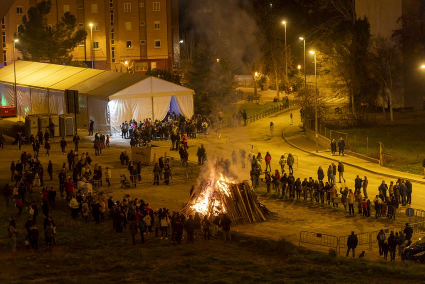 La ilusión prende en los turolenses con las hogueras de San Antón tras dos años sin chispa con restricciones