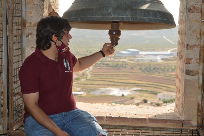 Francisco Javier Navarro, bandeador de San Blas en Alloza: “Las campanas dan alegría desde abajo, pero arriba sientes la emoción de recuperarlas”