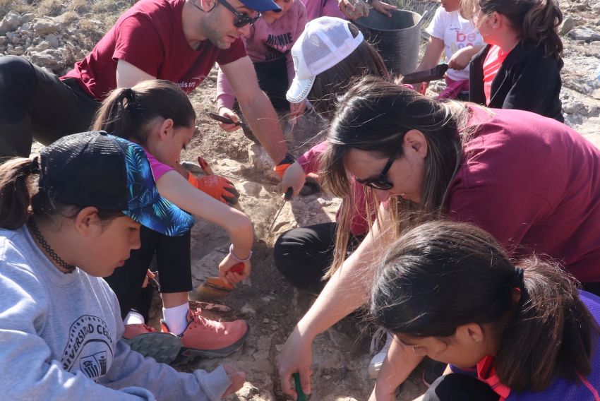 Los escolares acondicionan unas icnitas en Cedrillas con la Fundación Dinópolis para hacerlas visitables