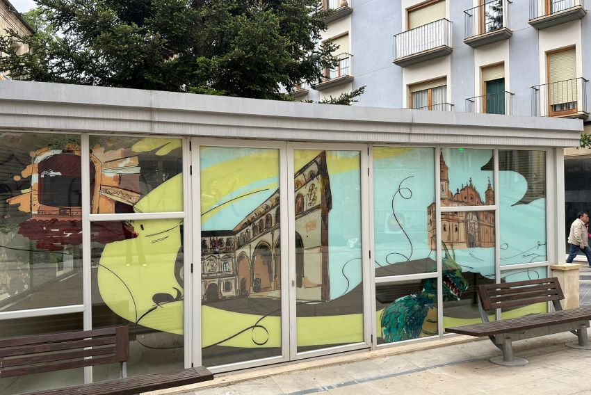 Alcañiz decora la plaza Cabañero con un mural en el acceso a los pasadizos