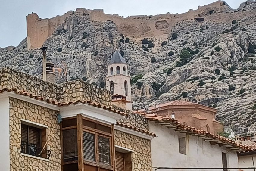 Se desprende un tramo del recinto fortificado que rodea el castillo templario de Castellote