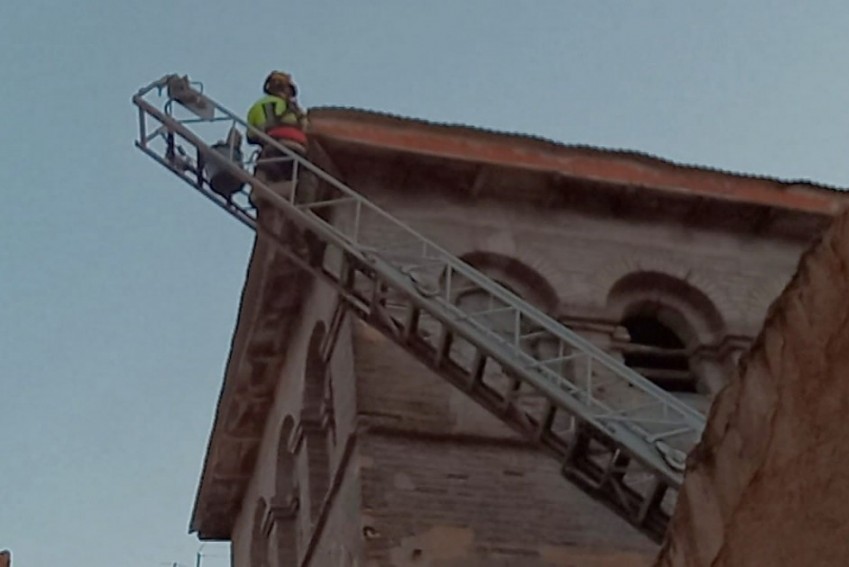 Bomberos de la DPT sanean un alero en Alcañiz con riesgo de desprendimientos