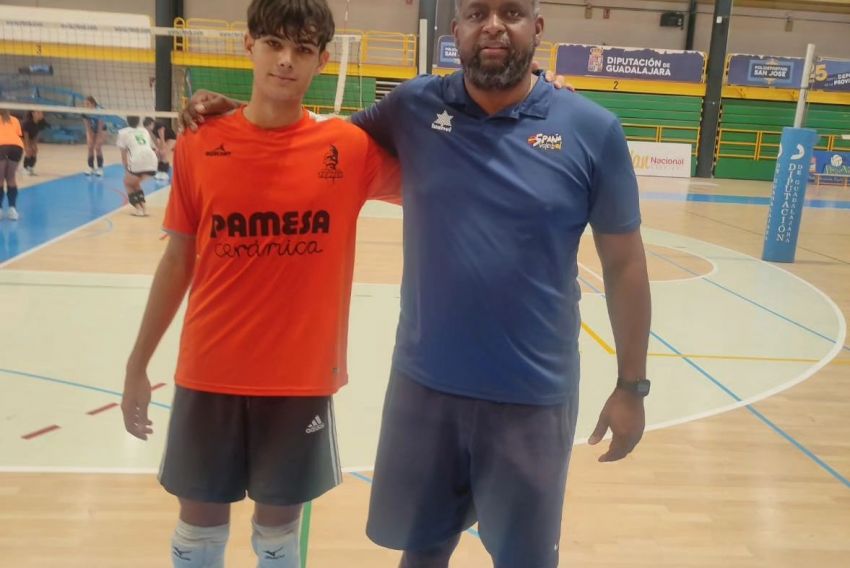 Diego Aranda, del CD Las Viñas, en el campus de especialización de voleibol