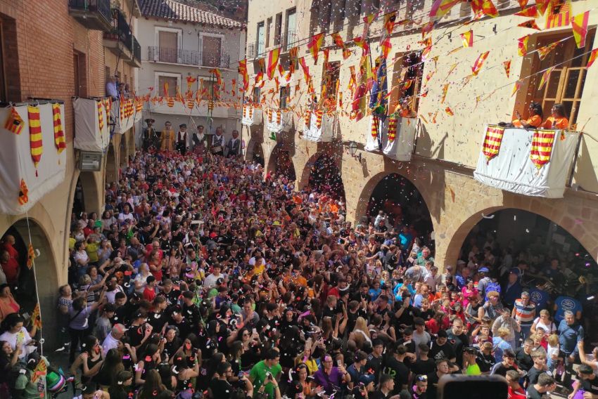 Una lluvia de confeti riega en la plaza de los Arcos a cientos de alcorisanos en el Chupinazo