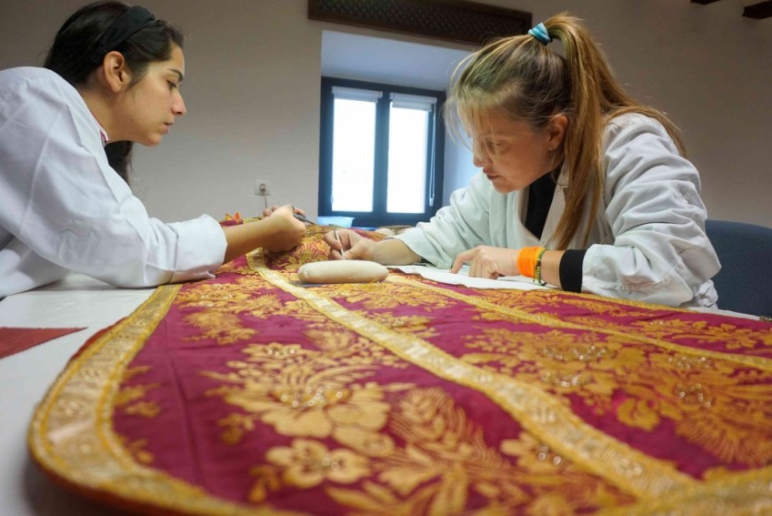 Albarracín revive, con puntadas de seda especiales, casullas y escudos heráldicos