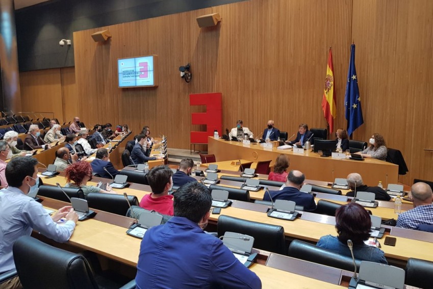 El PSOE y Sumar asumen en su acuerdo el acceso a servicios en menos de 30 minutos