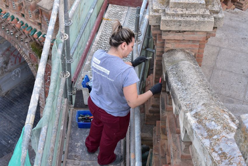 Los restauradores se afanan en retirar incrustaciones adheridas a la piedra y ladrillo de La Escalinata de Teruel