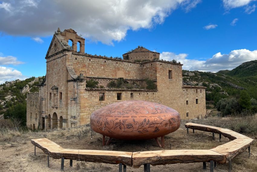 Escultura aterrizada en el Bajo Aragón  entre el murmullo de la música y de la poesía